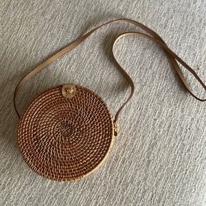 Round rattan shoulder bag